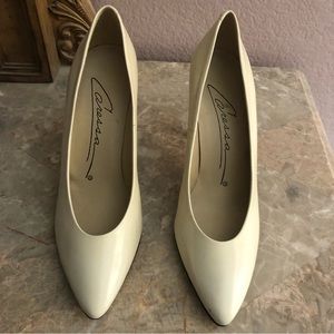 Caressa Cream Leather Pumps ~ 8M Never worn 3 1/2” heel Perfect condition